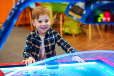 Hava hokeyi kapalı parkında oynayan çocuk