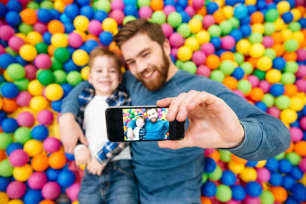 Selfie a mobil telefon, hogy apa és fiú — Stock Fotó