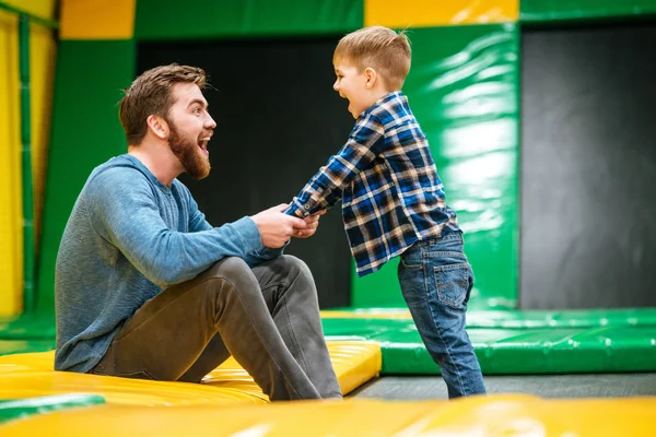 Alegre padre e hijo divirtiéndose juntos en el patio interior — Foto de Stock