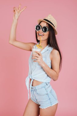 Gülümseyen genç kadın olun Barış hareketi.