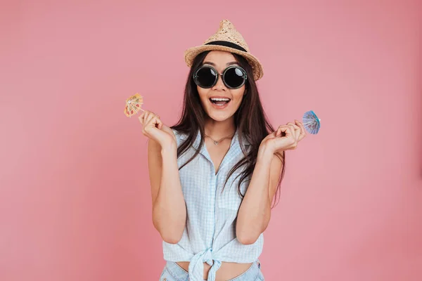 Jonge vrouw met kleine speelgoed paraplu 's. — Stockfoto