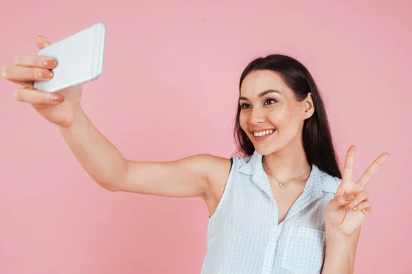 Leende söt kvinna att göra selfie foto på smartphone — Stockfoto