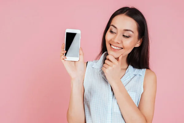 Woman showing and looking at blank smartphone screen — Stock Photo, Image