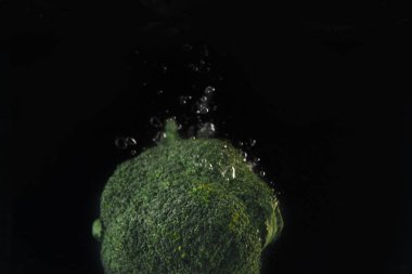 Taze yeşil brokoli suya düştü.