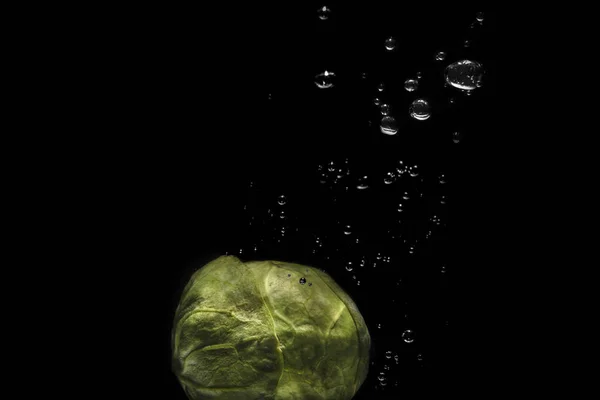 水の滴を新鮮な芽キャベツのクローズ アップ — ストック写真