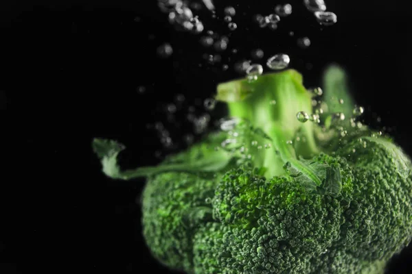 Broccoli verdi freschi caduti in acqua — Foto Stock