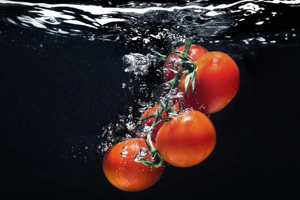 High-Speed-Fotografie Tomaten Spritzwasser — Stockfoto