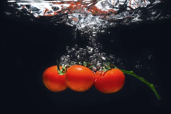 Pomodori rossi freschi in spruzzata d'acqua — Foto Stock