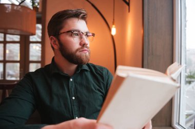 Kitap bir düşünceli sakallı adam portresi