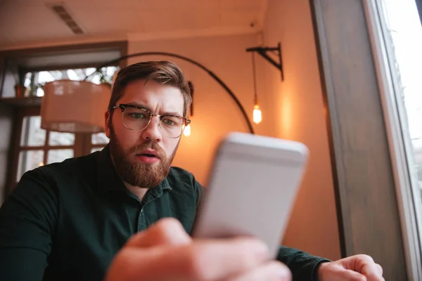 Sorprendido colgado hombre leyendo mensaje o recitando foto imagen — Foto de Stock