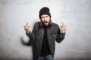Hipster şapka gösteren zenginleri sikeyim sizin