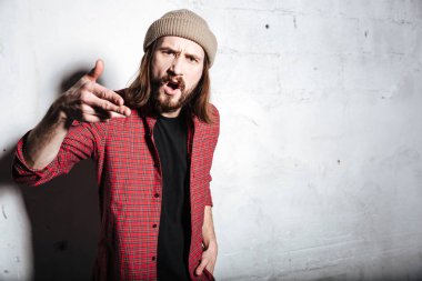 Kızgın genç sakallı hippi adam ile el eller.