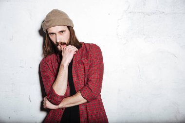 Çekici genç sakallı hippi adam görüntüsünü