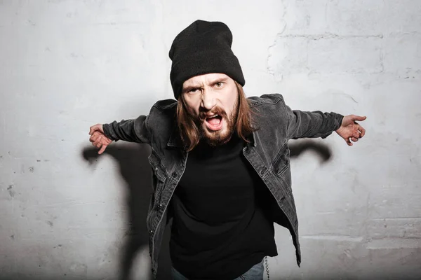 Retrato de un tipo hipster enojado gritando en cámara — Foto de Stock