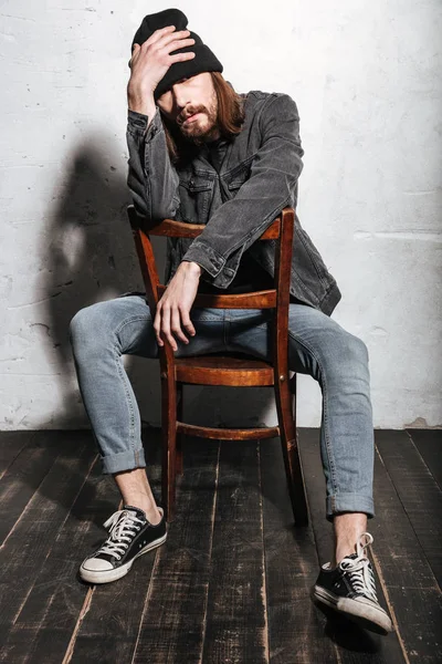 Portrait d'un hipster assis sur une chaise — Photo