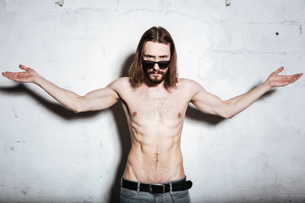 Attrayant jeune barbu hipster homme geste avec les mains — Photo