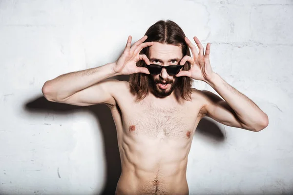 Émotionnel jeune homme barbu hipster regardant la caméra . — Photo