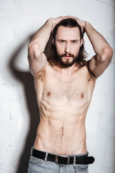 Beau jeune barbu hipster homme posant — Photo