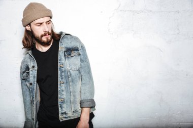 Şapka giyen yakışıklı sakallı hippi adam