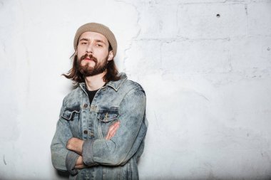 Yakışıklı sakallı adam silah ile ayakta geçti.