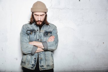 Silah ile poz ciddi sakallı hippi adam geçti.