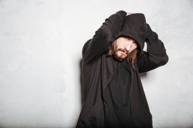 Genç çekici sakallı hippi adam poz