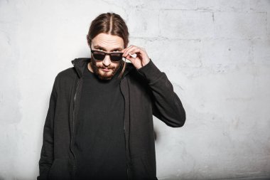 genç çekici sakallı hippi adam