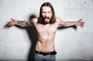 Duygusal genç sakallı hippi adam çığlık