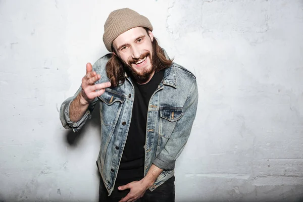 Feliz barbudo hipster hombre haciendo gestos con las manos . —  Fotos de Stock