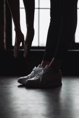 Ayakta ve pencerenin germe kadın atlet