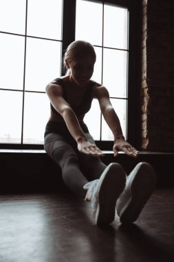 Çekici genç fitness Bayan spor egzersizleri yapmak