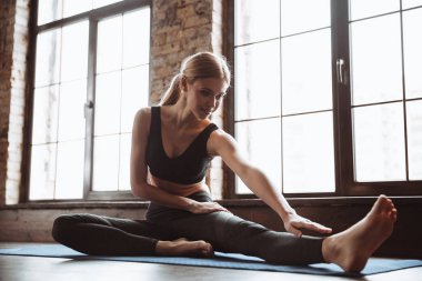Muhteşem genç fitness kadın germe egzersizleri yapmak.