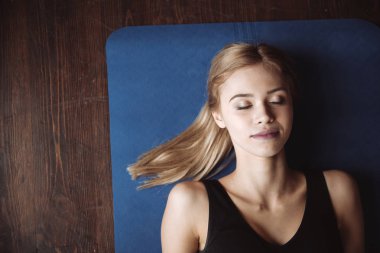 Fitness kadının gözleri kapalı yalan Üstten Görünüm