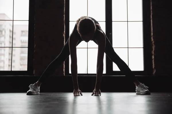 Σιλουέτα του beauitful νέοι γυμναστήριο γυναίκα στέκεται και κάνει ασκήσεις — Φωτογραφία Αρχείου
