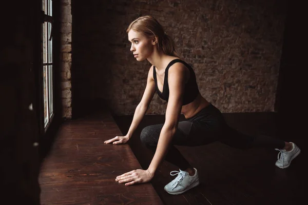 Hübsche junge Fitness-Frau macht Sport-Übungen — Stockfoto