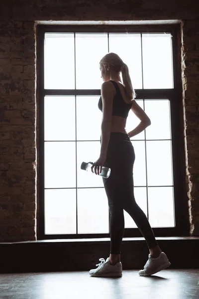 令人难以置信的年轻健身女人站在健身房 — 图库照片