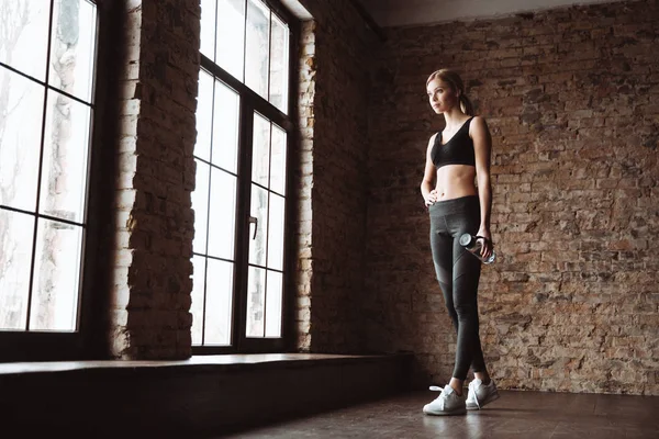 华丽的年轻健身女人站在健身房 — 图库照片