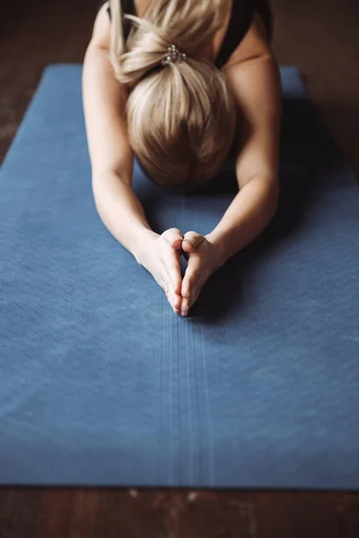 Primer plano de la deportista practicando yoga en la esterilla — Foto de Stock