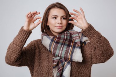 Hasta genç bayan kazak ve tıp hapları seçme eşarp.