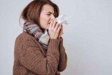 Kazaklı genç kadın hasta ve peçete ile ayakta eşarp