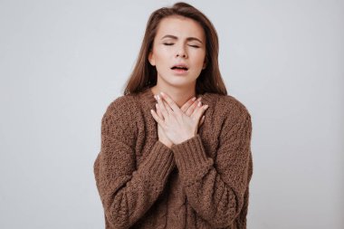 Boynunu dokunmadan hasta genç kadın.