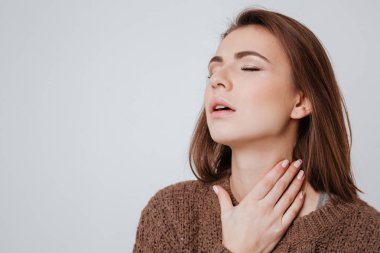 Boynunu dokunmadan Kazak giymiş hasta genç bayan.