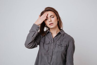 Kafasını dokunmadan baş ağrısı ile hasta genç bayan.