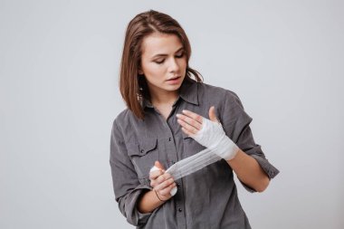 Hasta üzücü olan kadın el sıva