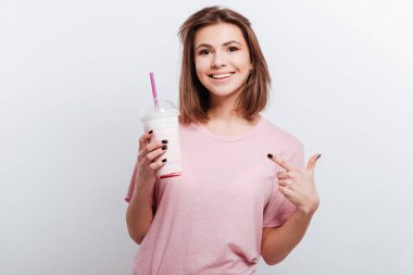 Kokteyl ve işaret tutan genç ve güzel kadın