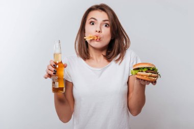 Genç aç Bayan fastfood yeme