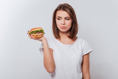 Karışık genç bayan holding fastfood