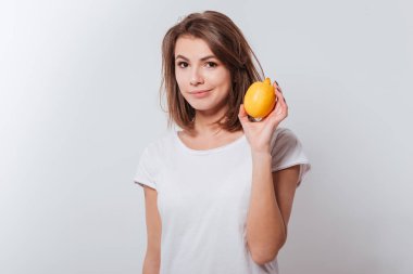 Limon tutan genç bir kadın