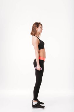 Genç ve güzel fitness Bayan yapmak egzersizleri dumbbells ile