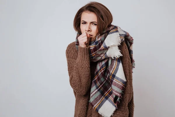 Congelar mulher em suéter e cachecol — Fotografia de Stock